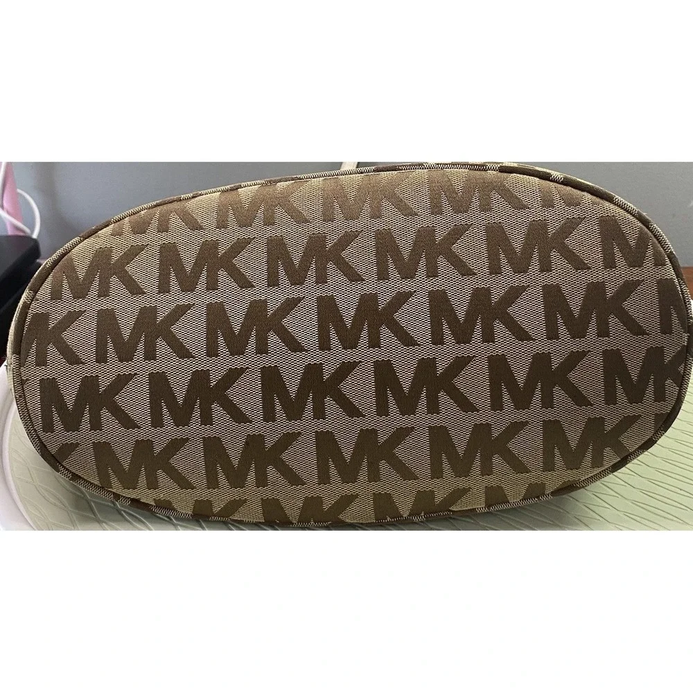 Michael Kors Womens Signature Jet Set Canvas Tote tan and gold. EUC 10x15x6